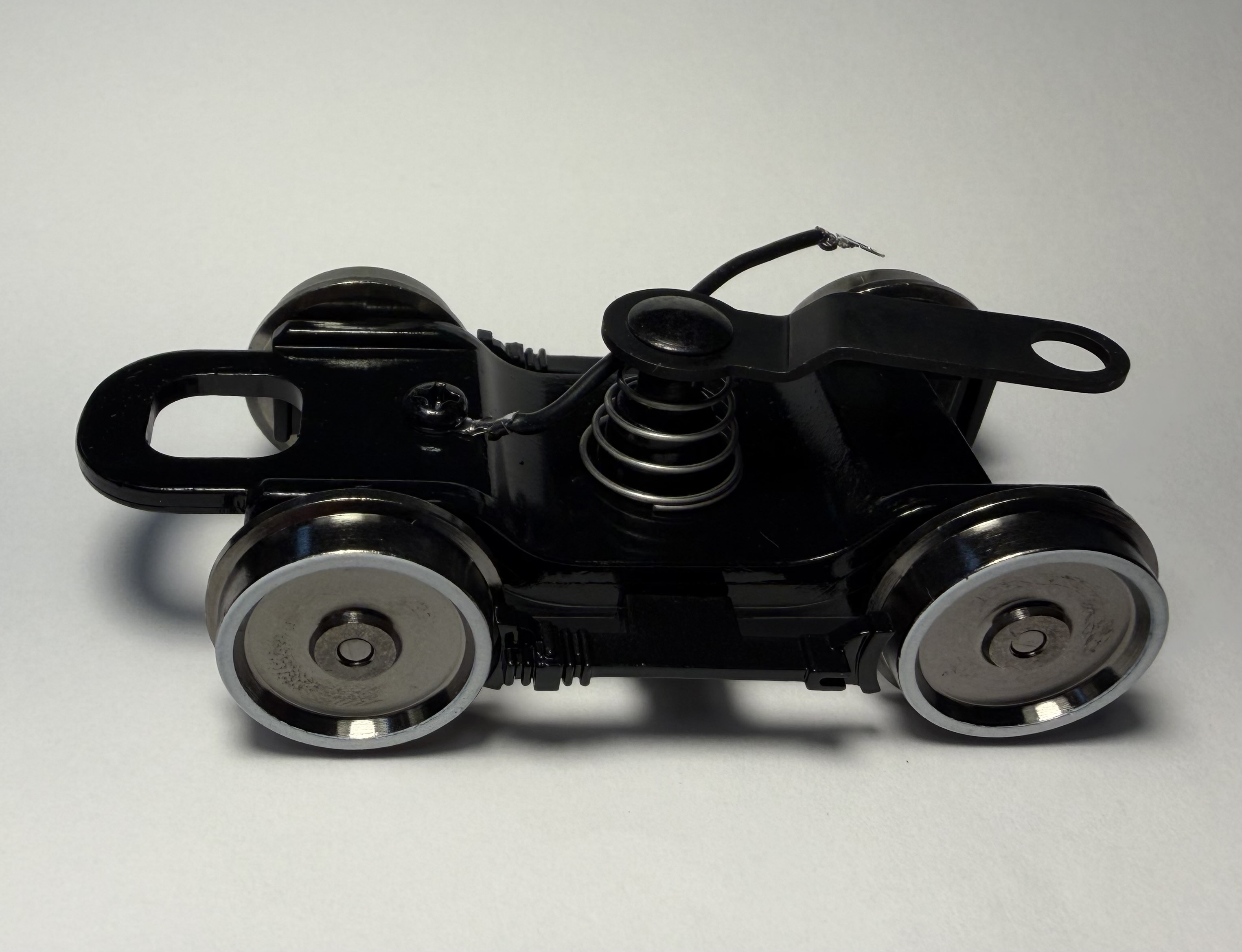 SCALE / PILOT TRUCK / GLOSS BLACK W/ WHITEWALLS